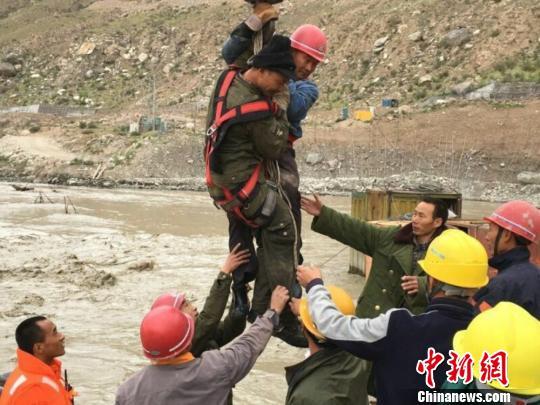 新疆拜城突降暴雨引发洪灾 消防徒步进山救援4人