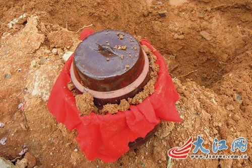南昌强拆已故学者坟墓 现场搭灶火化先人尸骨