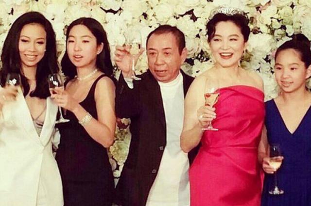 林青霞和邢李原生育了两个女儿,一个19岁,一个14岁.邢李原和前妻