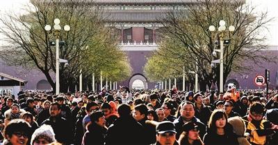 非法一日游换广告词 黑导游故宫门前劝人别排队