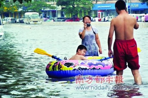 天津民众暴雨后上街抓鱼 获赞有乐观精神(图)