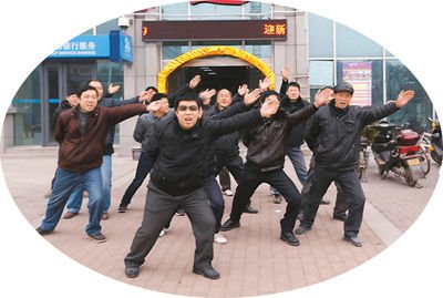 一月二十一日，在武汉东西湖区七雄路星光大道音乐会所门前，一群农民工摆“航母Style”造型、跳骑马舞讨薪。  　　杨涛摄