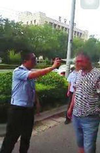 违停车主不满处理拍打警车 被交警用喷雾放倒