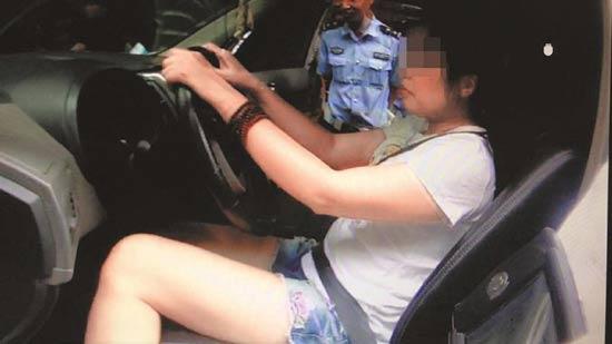 成都高新区紫竹东街女司机李萍光盘遮车牌被拦 当孩子面抽交警耳光