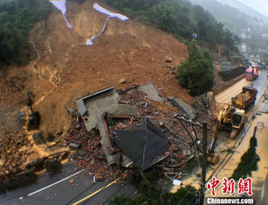 永嘉县S333省道桥头镇闹水坑村段发生山体滑坡。邵建新 摄