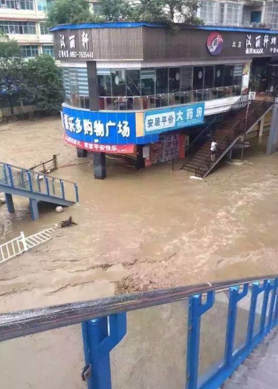 贵州遭特大暴雨袭击 织金县城多条道路被淹