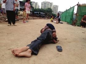 <em>男子</em>替儿子讨工伤款被工地方<em>捆绑</em>数小时(图)_