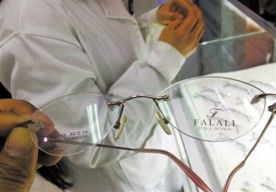 阜成门附近，另一家眼镜店的眼镜上有FALALI商标，而国际名牌眼镜法拉利的商标是Ferrari。