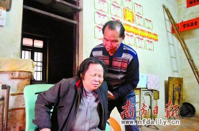 丈夫放弃工作照顾病妻26载不言悔 称要一生保护她