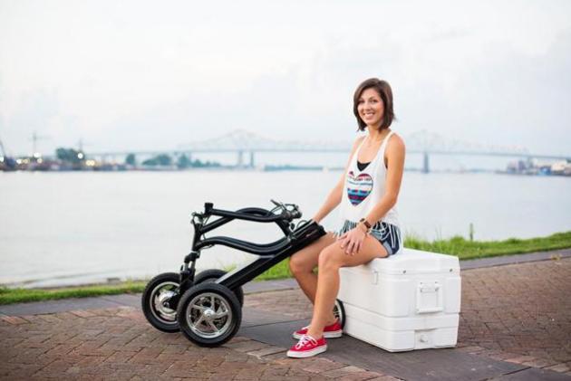 3名少女筹钱打造可装载冰箱音响折叠电动自行车
