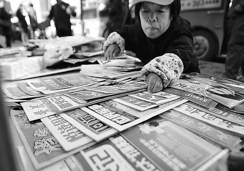 45岁“报童”经营报摊15年 365天无一天休息_新闻_腾讯网