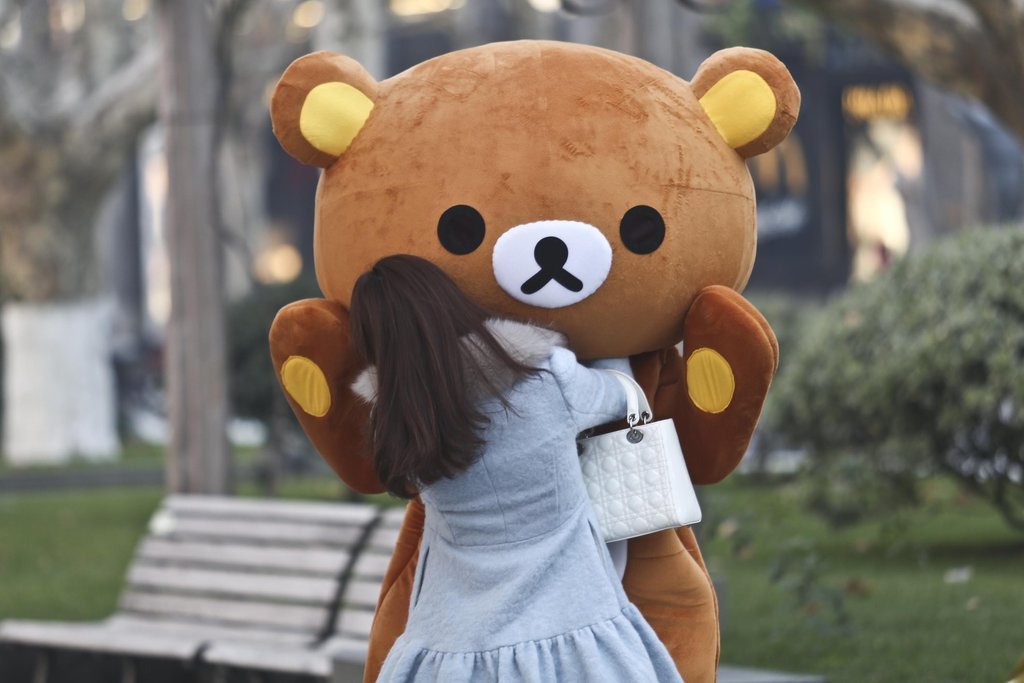 一个女孩说一个男孩像朋友 一个男孩像哥哥 这