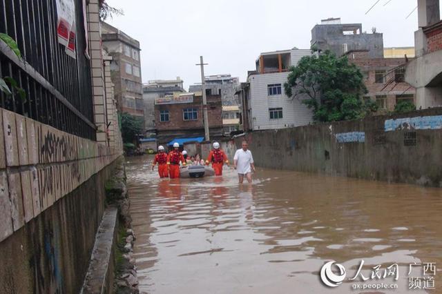 消防官兵正在救援被困师生