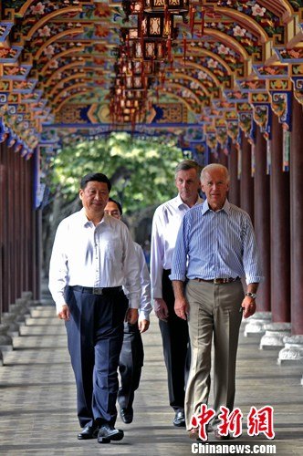  2011年8月21日下午，中国国家副主席习近平与美国副总统约瑟夫·拜登一起来到有“世界水利文化鼻祖”之称的都江堰水利枢纽参观。图为习近平与拜登漫步都江堰南桥。中新社发 刘忠俊 摄 