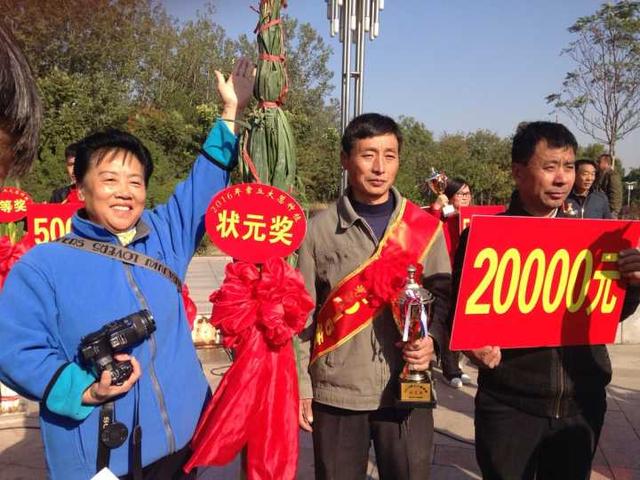山东章丘“大葱状元”揭晓 葱王比姚明还高5厘米