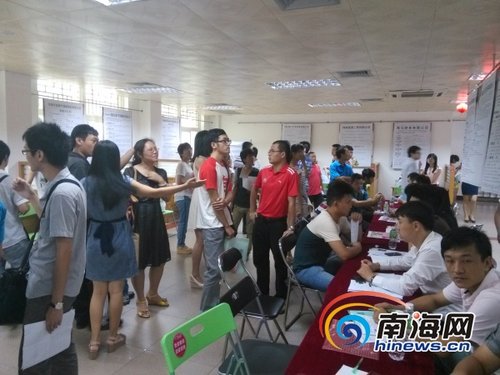 海南举行大中专生招聘会 2千多人冒雨求职[图