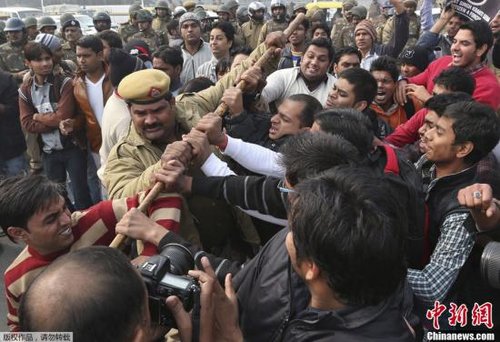 印度总理吁用建设性行动表达对轮奸受害者敬意