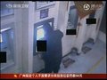 视频：ATM机监控实拍歹徒持刀抢劫年轻女子