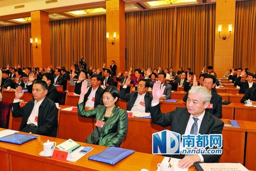 <p>    10月19日，中国工会十六大主席团举行第四次全体会议，与会代表在举手表决。 新华社发</p>