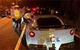 交警夜查飙车 扣法拉利等14台豪车