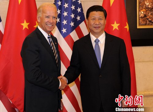 2011年8月19日，中国国家副主席习近平与美国副总统拜登在北京饭店出席中美企业家座谈会。中新社发 廖攀 摄 