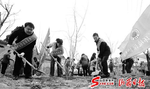 共青团长治郊区区委组织环保志愿者开展爱绿