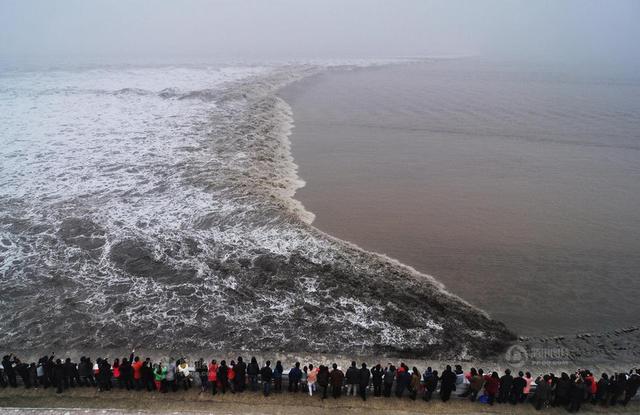 浙江海宁万人争睹新年第一场钱塘大潮