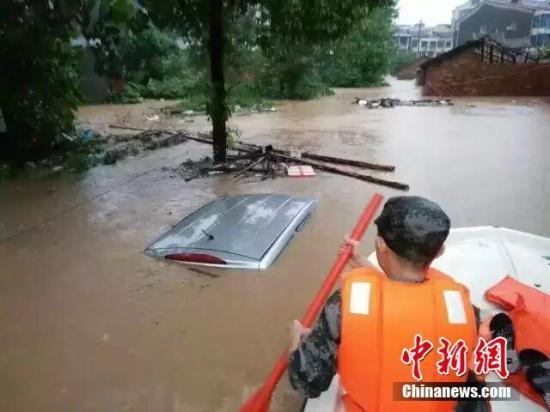 暴雨致湖南桃江一加油站泄露 约3吨燃油流入下游