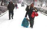 大雪客车停运民工回家:工钱只拿一半