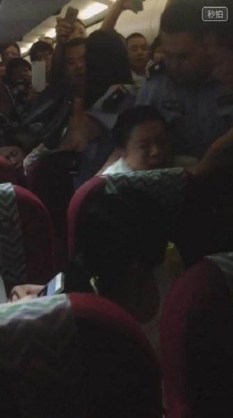 男子机上殴打空姐 遇警察后耍赖喊