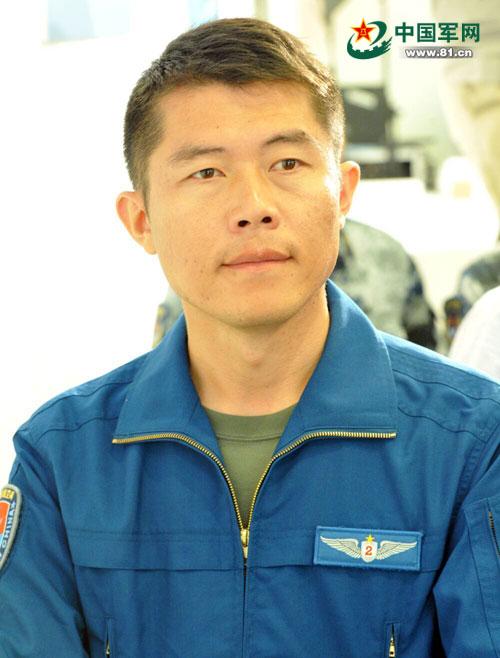 空军召开发布会:运20、轰6K、歼10B等飞行员