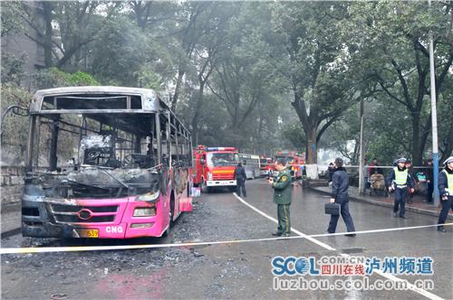 四川泸州一公交起火烧成光架 乘客及时撤离(图)
