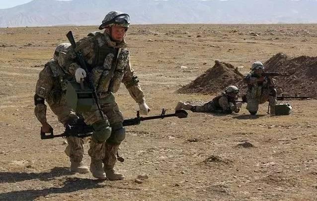 中国一机枪要5个兵伺候,战斗民族一个人就搞定