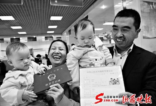 李家拿到收养证 姐妹有了新名字(图)