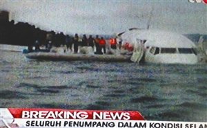 印尼一客机在巴厘岛着陆时坠海 108人全部生还