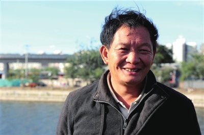 北京一寶馬車沖入深河 路人跳水救人(組圖)