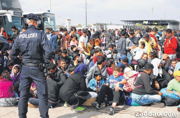 欧盟各国批准出动海军拦截难民船(图)