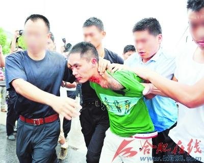 南京大巴劫持案：一人质被误伤生死未卜(图)