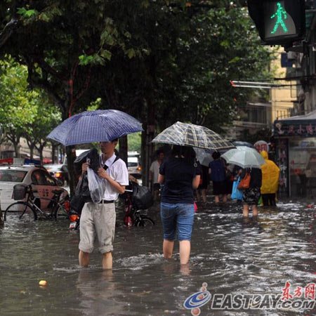 百年一遇暴雨袭击上海 积水超20厘米地铁故障