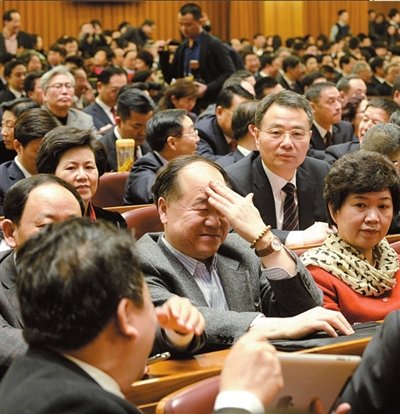 莫言参加两会遭记者围堵始终一言不发(图)