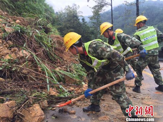 武警部队福州连夜搜救滑坡掩埋村民 已无生命迹象