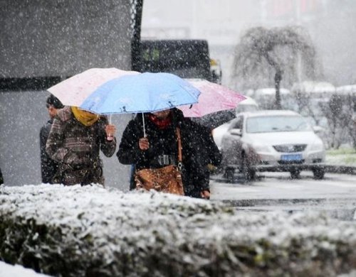 据中国之声《新闻晚高峰》报道,我国东北地区遭遇50年不遇强降雪天气