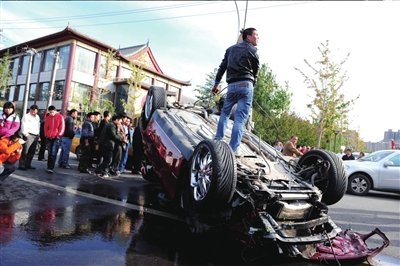 北京一寶馬車沖入深河 路人跳水救人(組圖)