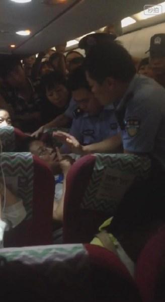 男子机上殴打空姐 遇警察后耍赖喊