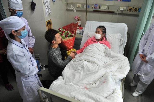 男子病房内向女友求婚 <em>女教师</em>腰疾跪地上课_新