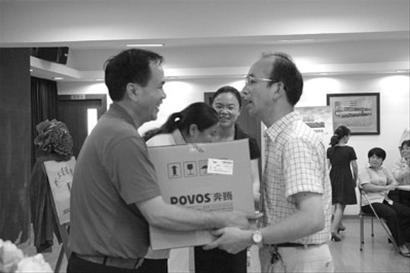 上海公交公司为鼓励员工做好事 实行换积分兑奖