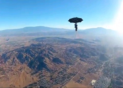 美一男子用雨伞跳伞 高空雨伞破裂只剩伞架(图)