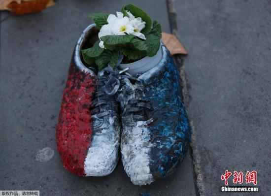 巴黎共和国广场摆1.1万双鞋 呼吁关注气候变化