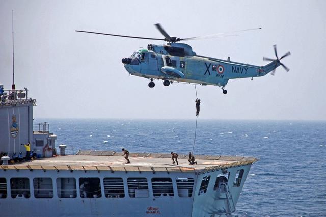 印度海军直升机严重短缺 远洋舰队"裸奔"