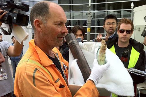 新西兰基督城地震被毁雕塑下发现两密封文物